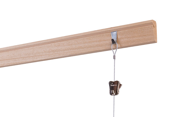 STAS Riva, vielseitige Galerieschiene, für Ihre Interieur-Holzdekoration. Effektiv und ästhetisch.